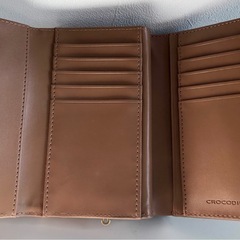 【未使用品】CROCODILE 花素押し がま口 財布 三つ折り財布 若草色 ゴールド金具 レディース 服飾小物の画像
