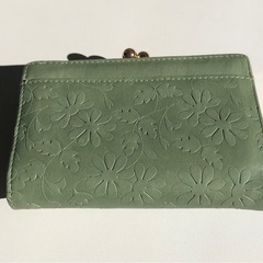 【未使用品】CROCODILE 花素押し がま口 財布 三つ折り財布 若草色 ゴールド金具 レディース 服飾小物の画像