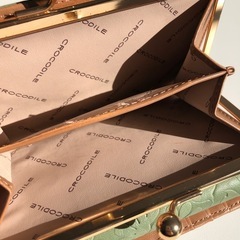 【未使用品】CROCODILE 花素押し がま口 財布 三つ折り財布 若草色 ゴールド金具 レディース 服飾小物の画像