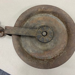 ☆値下げしました☆　滑車　井戸　つるべ井戸　鉄製　古民具　時代物　直径約27cm  全長約40cm 　ジャンク品の画像