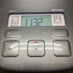 O2412-321 タイガー魔法瓶 マイコンジャー炊飯器 JBS-B055 2022年製 3合炊き 通電確認済み キズ汚れ有りの画像