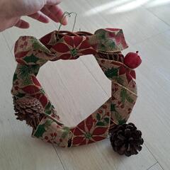 クリスマスリース まつぼっくり リンゴの画像