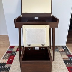 化粧台　机　
鏡付き、椅子は収納付きの画像