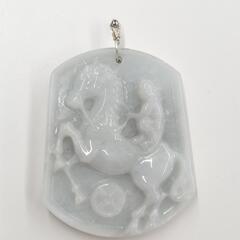 高級国産　翡翠 馬に乗る人物の彫刻 ペンダントトップ　白　緑　新品　未使用　保管品の画像