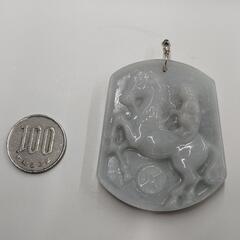 高級国産　翡翠 馬に乗る人物の彫刻 ペンダントトップ　白　緑　新品　未使用　保管品の画像