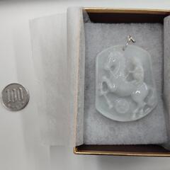 高級国産　翡翠 馬に乗る人物の彫刻 ペンダントトップ　白　緑　新品　未使用　保管品の画像