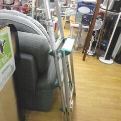 未使用品 トラスコ アルミ踏み台 脚立 3段 脚カバー付 折りたたみ 幅50cm 高さ128cm 耐荷重100kg 札幌 西岡店 の画像
