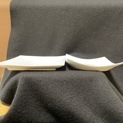 白い食器4枚の画像