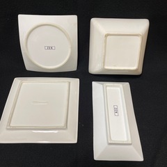 白い食器4枚の画像