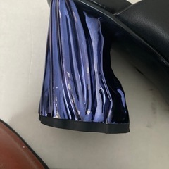 黒のクロスストラップ変形ヒール個性派ミュールの画像