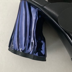 黒のクロスストラップ変形ヒール個性派ミュールの画像