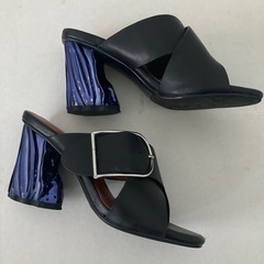 黒のクロスストラップ変形ヒール個性派ミュールの画像
