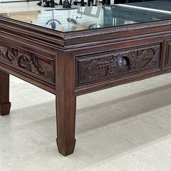 北海道 千歳市/恵庭市 近郊配送 木彫り 彫刻 座卓 ガラステーブル 引き出し付き 中国 美術 工芸品 アンティーク 店頭でのお受渡し大歓迎の画像