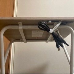 [山善] テーブル ミニ 折りたたみ (コンセント付き) サイドテーブル 幅50×奥行48×高さ70cm 傷や汚れに強い天板(メラミン加工) 角が丸い アンティークアイボリー/ホワイトの画像