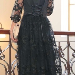 黒レースドレスの画像