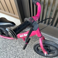 ヘルメット&ペダルなし自転車の画像