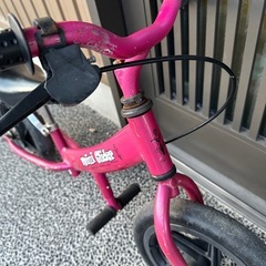 ヘルメット&ペダルなし自転車の画像