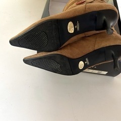 ロングブーツMサイズ　スエードブーツ　スティレット ボタン ベルト ピンヒール ポインテッドトゥ の画像
