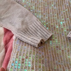 クリスマスやお正月にピッタリ❣️スパンコール、リボンが特徴のニット❣️の画像