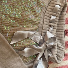 クリスマスやお正月にピッタリ❣️スパンコール、リボンが特徴のニット❣️の画像