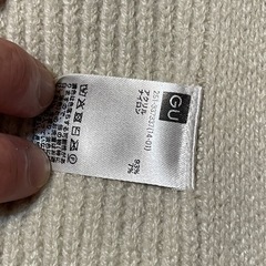GU  生成り ニットのベスト の画像
