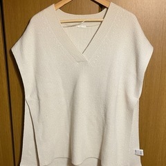 GU  生成り ニットのベスト の画像