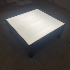光るリビングテーブルの画像