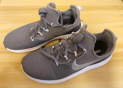 NIKE（ナイキ） FREE TR 8（フリーTR8） スニーカー 靴 ウィメンズ　キッズ
