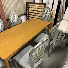 ダイニングテーブルと椅子6セットの画像