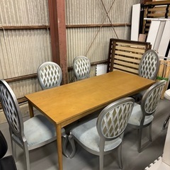 ダイニングテーブルと椅子6セットの画像