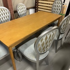 ダイニングテーブルと椅子6セットの画像