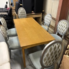 ダイニングテーブルと椅子6セットの画像