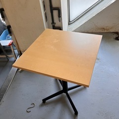 カフェであるような2人掛テーブルセットの画像