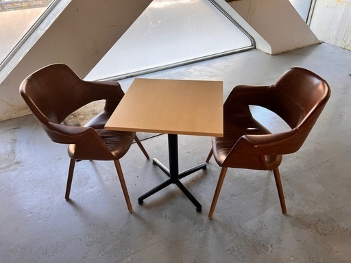 カフェであるような2人掛テーブルセット