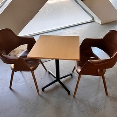 カフェであるような2人掛テーブルセット