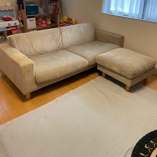 3人掛けソファとオットマン