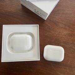 イヤホンAirPods pro 2と古いイヤホン（壊れてる？）