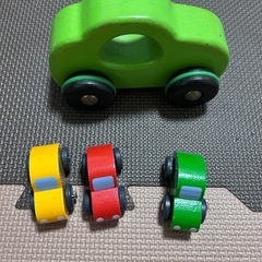木製車　大きい車1つ、小さな車3つ