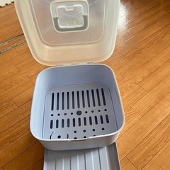 赤ちゃんの補助食用品収納ボックスの画像