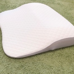 ニトリ　肩・首・背中も支える枕　美品の画像