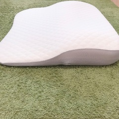 ニトリ　肩・首・背中も支える枕　美品の画像