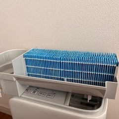 SHARP 加熱帰化式加湿器　2017年製　使用頻度低い為美品　替えフィルター新品付きの画像