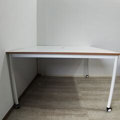 スクエアテーブル レシル/キャスター付き/ホワイト/オフィスコム株式会社/会議デスク テーブル/オフィス用/作業/介護施設/C0DZ0112 の画像