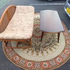 ありがとうございます。藤ラタンソファー、木製ローテーブル、ラグのセットの画像