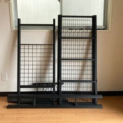 [山善] ヘッドボード ベッドサイドラック (テーブル・ハンガーバー・上棚付き) デスク 収納 組立品 ブラック BSR-2318T(BR/BK) 一人暮らしの画像
