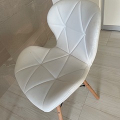 1人用テーブルとイスの画像