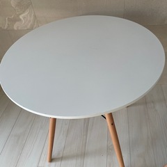 1人用テーブルとイスの画像