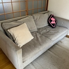 3人掛けソファー無料です