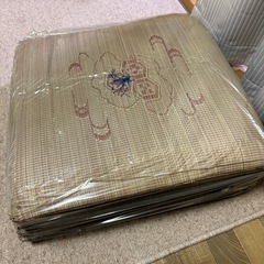 (無料でお譲り致します)座布団　ほぼ未使用品
