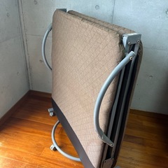 折りたたみ式ベッドの画像